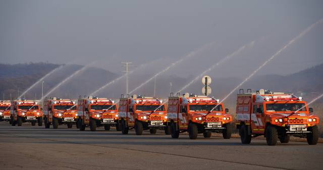 국산 군용차를 기반으로 제작한 다목적 산불진화차량 츨고식.  산림청 제공.