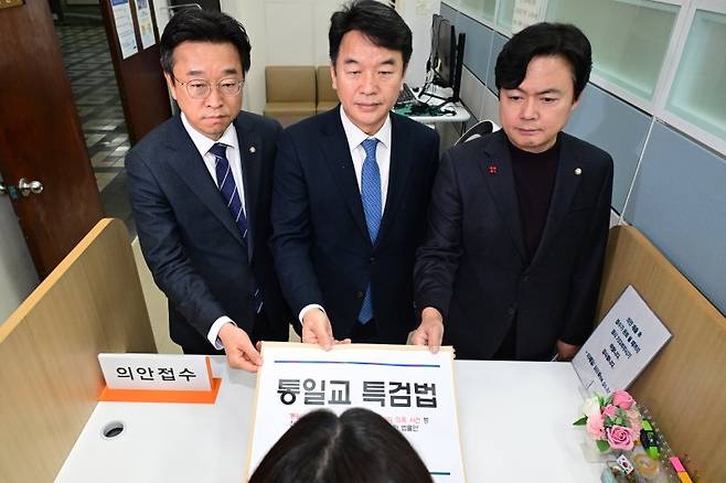 (서울=뉴스1) 신웅수 기자 = 문진석 더불어민주당 원내수석이 26일 서울 여의도 국회 의안과에 통일교 특검법안을 제출하고 있다. (공동취재) 2025.12.26/뉴스1 /사진=뉴스1화상