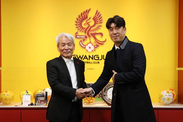 노동일 대표(왼쪽), 이정규 감독(이상 광주FC). 광주FC 제공