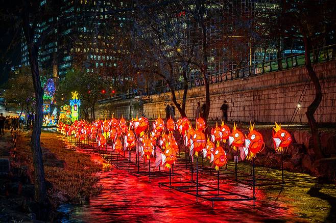‘서울빛초롱축제’에 등장한 볼거리 ‘아이 러브(I LOVE) 잉어킹’. 서울관광재단 제공