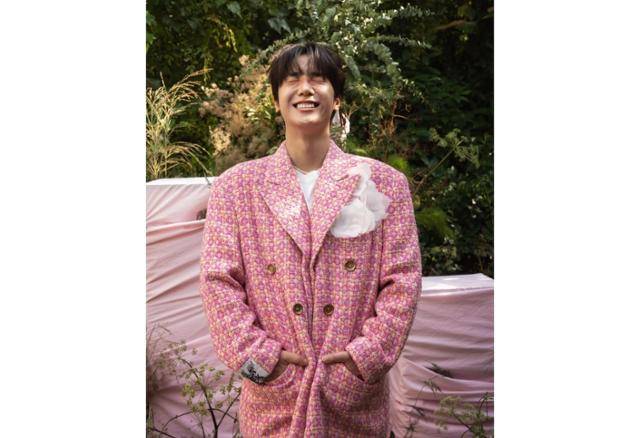 그룹 엠블랙 출신 미르가 비공개 결혼식이 아니라며 김장훈을 향한 비판 여론에 해명했다. 미르 SNS