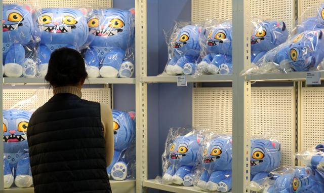 지난 3일 서울 성수동에 문을 연 '케이팝 데몬 헌터스' 팝업 매장을 방문한 여성이 작품 속 캐릭터 인형을 살펴보고 있다. 뉴시스