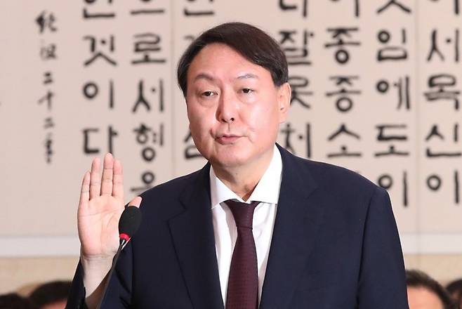 윤석열 전 대통령이 지난 2019년 7월 2013년 10월 21일 검찰총장 인사청문회 전 선서하고 있다. [사진=연합뉴스]