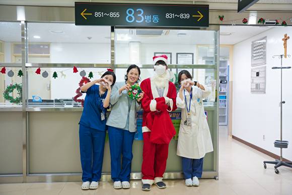 지난 24일 포항성모병원이 성탄절을 맞아 입원 환자들을 위한 '2025년 성탄 환자방문' 행사를 열고 있다. [사진=포항성모병원]