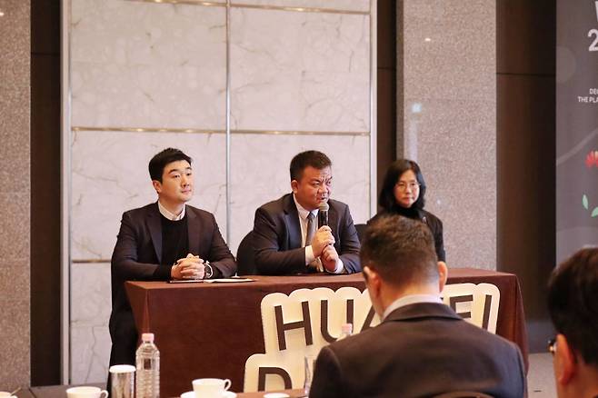 발리안 왕(Balian Wang) 화웨이코리아 CEO(가운데)와 에릭 두(Eric Du) 화웨이코리아 부사장(왼쪽) / 출처=IT동아