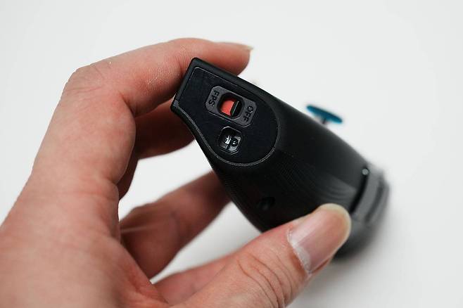 우측 컨트롤러 하단에 FPS 전환 스위치가 있지만, 쓰임새는 많지 않다 / 출처=IT동아