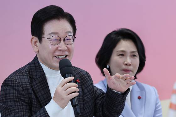 이재명 대통령이 24일 서울 서대문구 신촌세브란스 연세암병원 중입자치료센터에서 열린 희귀질환 환우·가족 현장소통에서 참석자들과 대화를 나누고 있다. 뉴스1