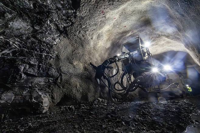 상동광산은 폭약과 굴착기로 가로·세로 5m 크기의 갱도를 뚫은 뒤, 벽면에 콘크리트를 타설해 내부를 안전하게 보강한다. 김정훈 기자