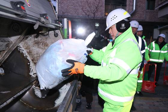 장동혁 국민의힘 대표가 26일 서울 도봉구 일대에서 쓰레기를 정리하고 있다. 뉴스1