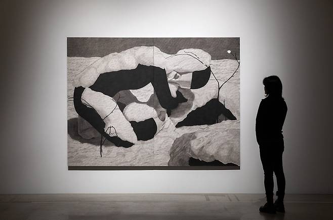 우리가 지워지는 계절에, 2025, Ink on Korean paper, 1939 x 2606 cm. /스페이스K 서울