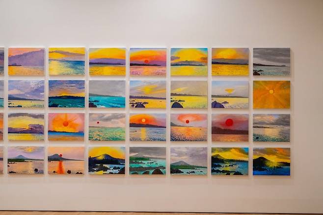 제주도로 내려간 2년간 매일 아침 떠오르는 해를 종이에 옮긴 작가의 '해돋이 일기'. /대구미술관