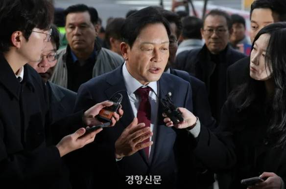 김선교 국민의힘 의원이 26일 서울 종로구 광화문 KT 빌딩에 마련된 김건희 특검 사무실에 피의자 신분으로 출석하며 취재진의 질문에 대답하고 있다. 정효진 기자