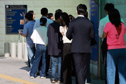 비자 발급을 위해 주한미국대사관 찾은 시민들(본문내용과 직접 관계없음). 연합뉴스