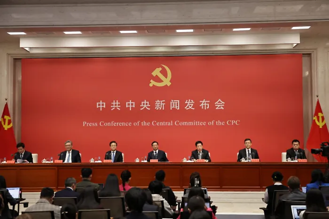 중국 공산당 중앙정책실 관계자들이 지난 10월24일 4중전회 결과를 설명하는 기자회견을 열고 있다. EPA연합뉴스