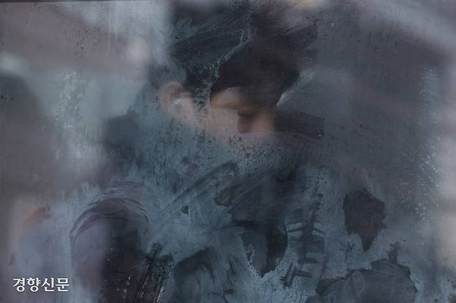 전국 대부분 지역에 한파특보가 발효된 26일 서울 중구 세종대로를 지나는 버스에 뿌옇게 김이 서려 있다. 정효진 기자