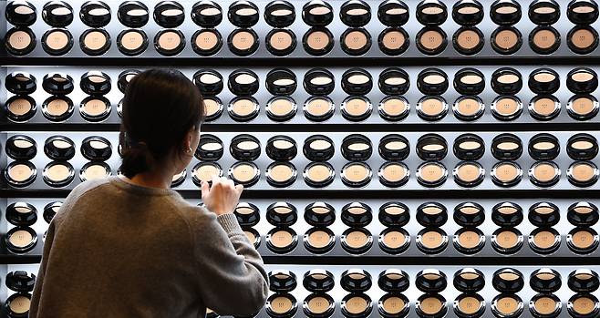 A visitor looks at products at Amorepacific's booth at a beauty and wellness event held in Gyeongju Oct. 28. [NEWS1]