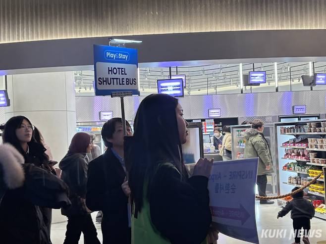 P&S 패키지를 구매한 고객은 공연이 끝난 뒤엔 가이드를 따라 호텔 셔틀 버스를 타고 이동할 수 있다. 심하연 기자