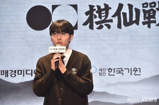 세계 바둑 랭킹 1위 신진서 9단이 기선전에서 중국 리쉬안하오-딩하오를 연파하고 8강에 올랐다. 쿠키뉴스 자료사진