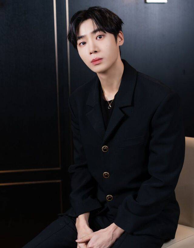 배우 추영우는 첫 스크린 데뷔작 ‘오늘 밤, 세계에서 이 사랑이 사라진다 해도’에서 매일 기억을 잃는 여주인공 서윤을 곁에서 지켜주는 고등학생 재원을 추영우만의 해석으로 풋풋하게 그려냈다. 바이포엠스튜디오 제공