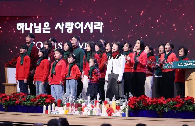 서울 사랑의교회 자녀와 부모 세대 성도들이 25일 성탄예배에서 강대상에 올라 한목소리로 캐럴을 부르고 있다. 사랑의교회 제공