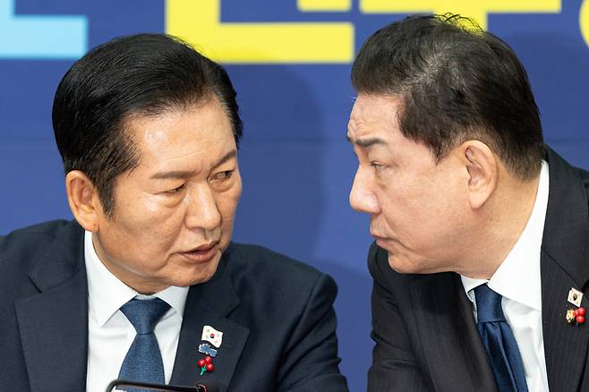 정청래 더불어민주당 대표와 김병기 원내대표 [뉴스1]