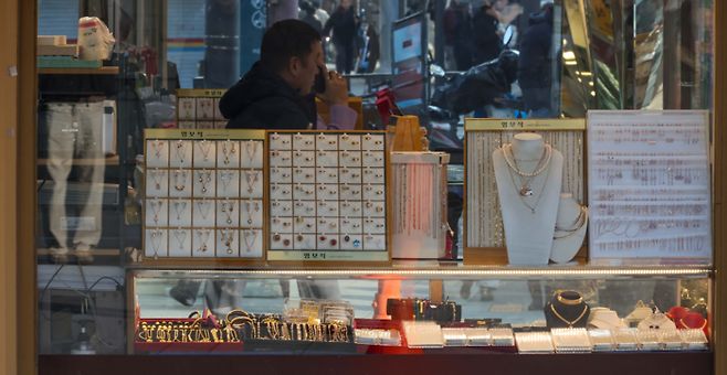 국내 금값이 사상 최고치를 경신하며 순금 한 돈 가격이 처음으로 93만원을 돌파했다. 24일 서울 종로구 귀금속 상점가의 모습. [한주형 기자]