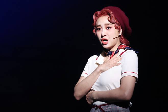 배우 옥주현이 18일 오후 서울 종로구 홍익대학교 대학로 아트센터에서 열린 뮤지컬 ‘보니 앤 클라이드’ 프레스콜에서 주요 장면을 시연하고 있다. [연합뉴스]