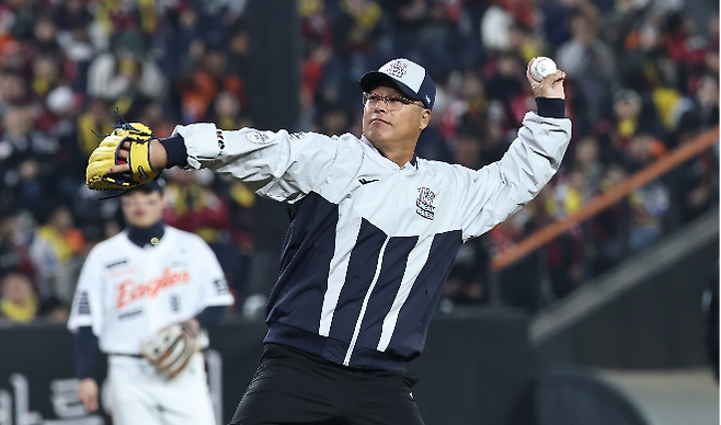 10월 29일 대전한화생명볼파크에서 열린 2025 프로야구 KBO리그 포스트시즌 한국시리즈 3차전 LG 트윈스와 한화 이글스의 경기. 프로야구 한화 이글스의 1999년 한국시리즈 우승을 이끈 구대성이 시구를 하고 있다. 사진=연합뉴스 제공