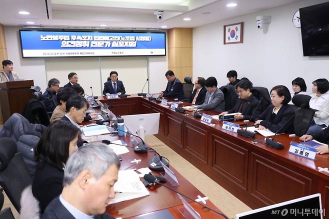 [서울=뉴시스] 조성봉 기자 =  이용우 더불어민주당 의원이 23일 오전 서울 여의도 국회 의원회관 간담회의실에서 열린 노란봉투법 후속조치 입법예고안(노조법 시행령) 의견청취 전문가 심포지엄에서 발언을 하고 있다. 2025.12.23. suncho21@newsis.com /사진=조성봉