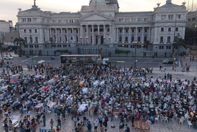 24일 아르헨티나 부에노스아이레스 국회 앞에서 노숙자 및 취약계층을 초대한 성탄절 만찬 행사가 후안 그라보이스 아르헨티나 하원의원 소속 사회활동 단체 주관으로 개최됐다. AP 연합뉴스