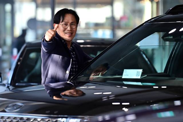 사상 첫 누적 판매 8000대를 달성한 ‘판매왕’ 최진성 현대자동차 영업이사가 17일 서울 종로구 현대자동차 서대문중앙지점에서 엄지손가락을 치켜세우고 있다.  문호남 기자