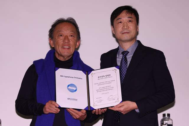 정명훈 신임 KBS 교향악단 음악감독(왼쪽)과 이승환 KBS 교향악단 사장이 26일 서울 여의도 콘래드호텔에서 열린 KBS 교향악단 70주년 및 정명훈 음악감독 선임 기자회견에서 기념촬영을 하고 있다. 연합뉴스