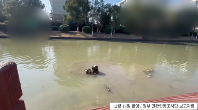 18일 하천에서 쿠팡에서 동원한 잠수부가 유기된 노트북 가방을 건져 올리고 있다. 쿠팡 제공