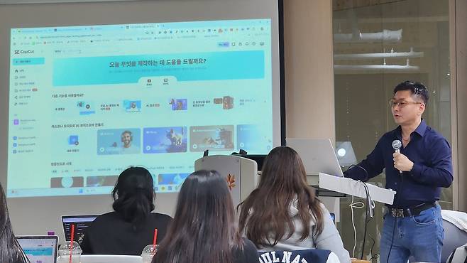‘AI FILM & CONTENTS’ 영화제작 교육 과정을 진행하고 있는  AI 영화감독이자 한국AI마케팅연구소 소장인 이동현 감독. 이 과정은 오는 2026년 1월 19일부터 진행되며, 참가자들은 스스로 영화감독이 돼 완성품을 세계영화제 등에 출품 목표로 교육을 받게 된다.