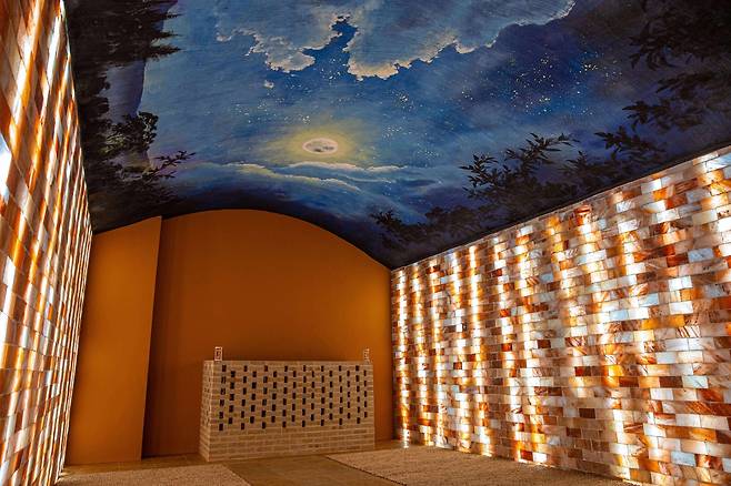 천장화가 그려져 있는 인천조탕 내부 모습