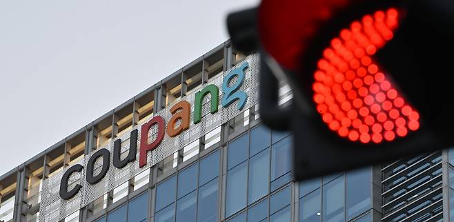 서울 송파구 쿠팡 본사 인근 신호등에 빨간불이 켜져 있다. 임세준 기자