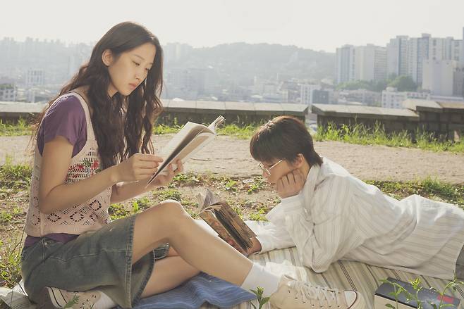 31일 개봉하는 구교환·문가영 주연의 영화 ‘만약에 우리’는 재회한 연인의 이별에 대한 이야기다. 어쩌면 우리들의 이야기일지도 몰라 더욱 기다려진다.  [쇼박스 제공]