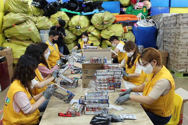 장난감을 분류하고 있다.[서울환경연합 제공]