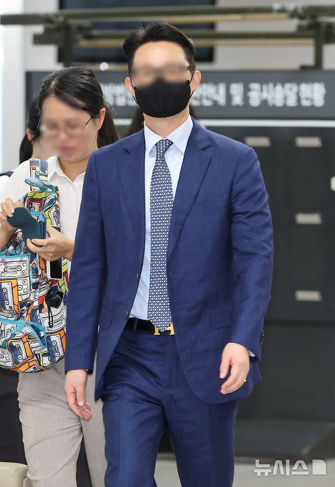 [서울=뉴시스] 황준선 기자 = 건진법사 전성배씨를 통해 김건희 여사에게 고가 선물을 전달하고 통일교의 현안을 청탁한 의혹을 받는 윤영호 전 세계평화통일가정연합(통일교) 세계본부장이 30일 오전 서울 서초구 서울중앙지방법원에서 열린 구속 전 피의자 심문(영장실질심사)에 출석하고 있다. 2025.07.30. hwang@newsis.com