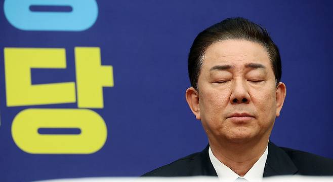 더불어민주당 김병기 원내대표가 24일 국회에서 열린 최고위원회의에서 최고위원들의 발언을 들으며 생각에 잠겨 있다. 연합뉴스