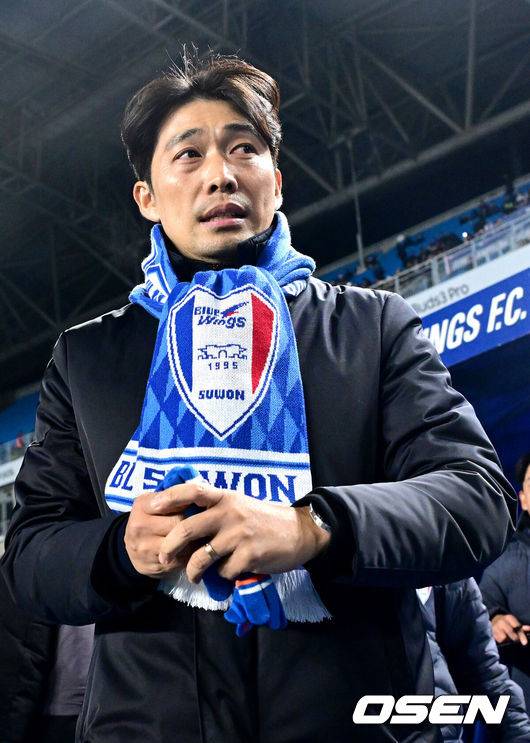 [OSEN=수원월드컵경기장, 최규한 기자] 3일 오후 경기도 수원월드컵경기장에서 ‘K리그 승강 플레이오프(PO)’ 1차전 수원 삼성과 제주 SK의 경기가 열렸다.K리그1 11위인 제주와 K리그2 2위인 수원의 격돌이다. 1부리그의 주인공을 정하는 이번 승강 PO는 홈 앤드 어웨이 방식으로 치러진다. 3일 수원에서 1차전을 치른 뒤 7일 제주월드컵경기장으로 장소를 옮겨 2차전을 벌인다.경기를 앞두고 수원 변성환 감독이 입장하고 있다. 2025.12.03 / dreamer@osen.co.kr