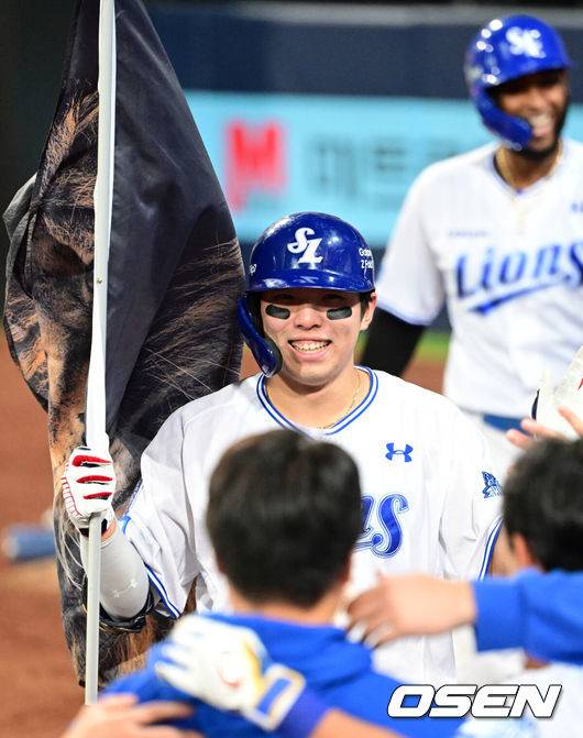 [OSEN=대구, 조은정 기자]프로야구 삼성 라이온즈가 아직 플레이오프는 끝나지 않았다고 외쳤다. 김영웅의 미친 대활약에 힘입어 시리즈를 5차전으로 끌고 간다.삼성은 22일 대구 삼성 라이온즈파크에서 열린 '2025 신한 SOL뱅크 KBO리그' 포스트스진 플레이오프 4차전 한화 이글스와의 경기에서 7-4로 역전승을 거뒀다. 이로써 삼성은 시리즈 전적 2승2패를 만들며 승부를 5차전까지 끌고 갔다. 5차전은 오는 24일 대전 한화생명볼파크에서 열린다. 이날 김영웅이 동점 스리런 홈런과 역전 스리런 홈런을 연달아 뽑아내며 승리를 이끌었다. 김영웅은 이날 6타점을 더하면서 2017년 두산 오재일과 함께 단일 플레이오프 최다 타점(12타점) 타이를 이뤘다.7회말 1사 1,2루 삼성 김영웅이 역전 3점 홈런을 날린 뒤 더그아웃에서 축하를 받고 있다. 6회 동점 3점 홈런에 이은 멀티 홈런. 2025.10.22 /cej@osen.co.kr