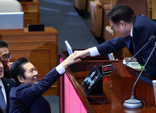 지난 24일 국회 본회의장에서 정보통신망법 개정안(일명 ‘허위조작정보근절법’)에 반대하는 야당의 무제한 토론(필리버스터)이 종결된 직후 더불어민주당 정청래 대표(왼쪽)와 우원식 국회의장이 활짝 웃으며 악수를 나누고 있다. 뉴시스
