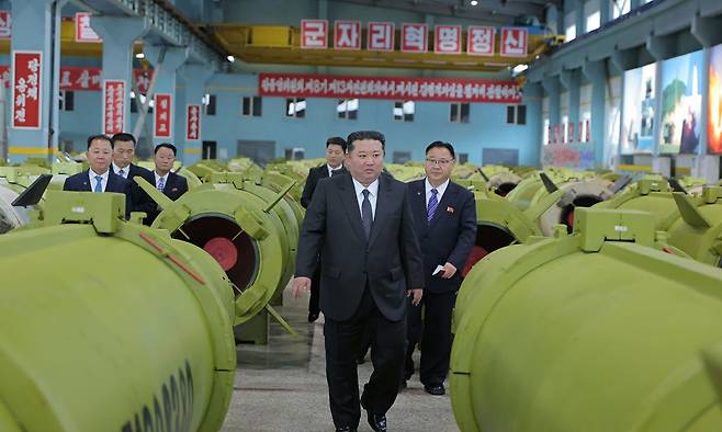 북한 노동당 기관지 노동신문은 김정은 국무위원장이 중요군수공업기업소들을 방문하고 올해 미사일 및 포탄생산부문 실적과 4분기 생산실태를 점검했다고 26일 보도했다. 노동신문·뉴스1