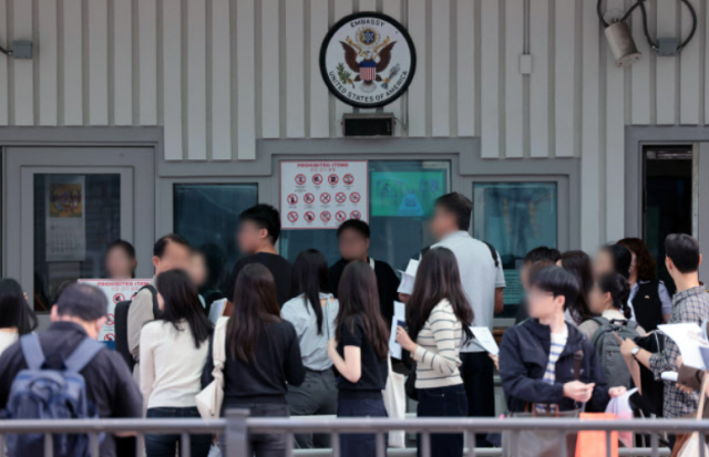 미국대사관 앞에서 비자를 발급받으려는 시민들이 줄을 서고 있다. 연합뉴스