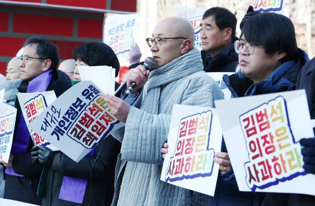 대한불교조계종 사회노동위원회·원불교 인권위원회·천주교서울대교구 노동사목위원회·한국기독교교회협의회 교회와사회위원회가 26일 오전 서울 종로구 광화문광장에서 김범석 쿠팡의장의 사과와 정부의 강제수사를 촉구하는 입장문 발표 기자회견을 하고 있다. 뉴스1