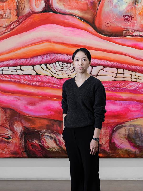 장파 작가가 작품 앞에서 포즈를 취하고 있다. 사진 제공=국제갤러리