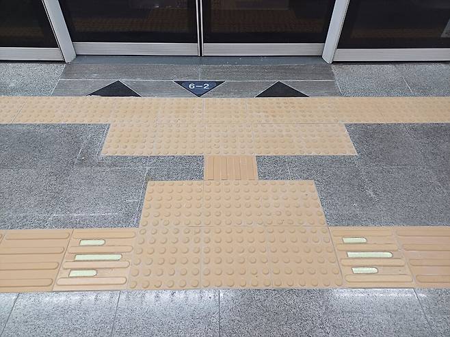2025년 예방안전제도 발굴 행정안전부장관 표창을 받은 대구도시철도 1호선 대곡역 점자블록 모습 ⓒ대구교통공사 제공