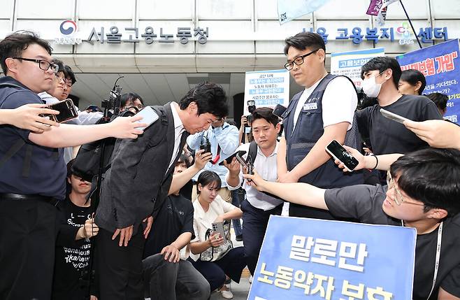 김영훈 고용노동부 장관이 지난 6월24일 후보자 시절 인사청문회 준비 사무실이 위치한 서울 중구 서울지방고용노동청 앞에서 집회 중이던 민주노총 금속노조 주얼리분회 조합원과 대화하고 있다. ⓒ시사저널 임준선