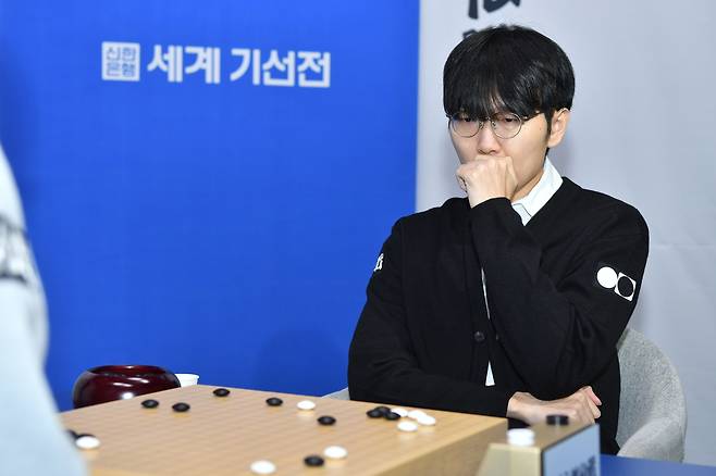 신진서 9단이 26일 서울 성동구 마장로 한국기원 내 바둑TV 스튜디오에서 열린 제1회 신한은행 세계기선전 16강 첫날 오전 대국에서 딩하오 9단과 대국 중 생각에 잠겨 있다.   한국기원 제공